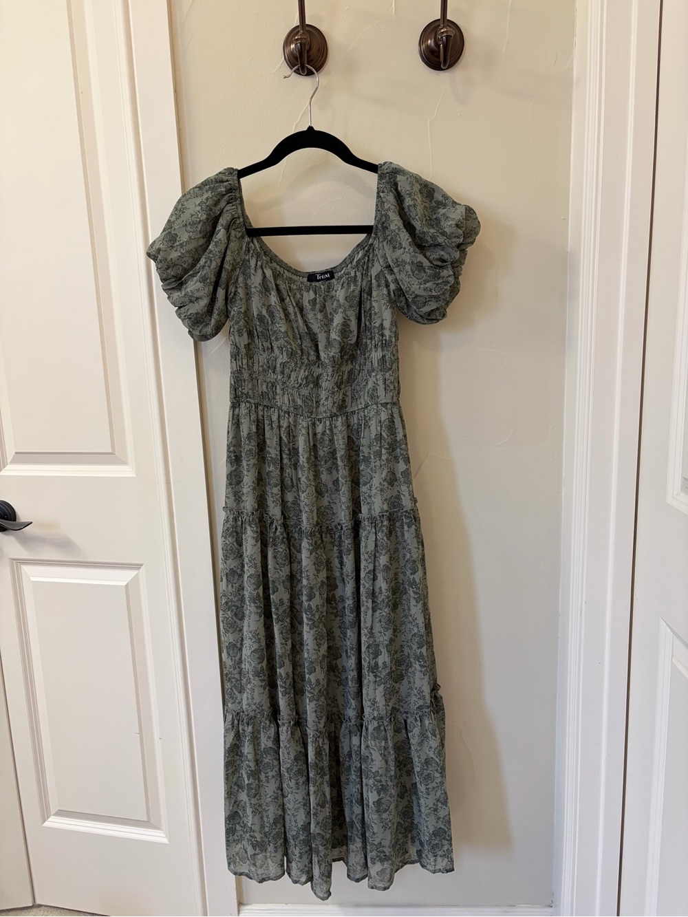 Francesca’s green floral midi dress